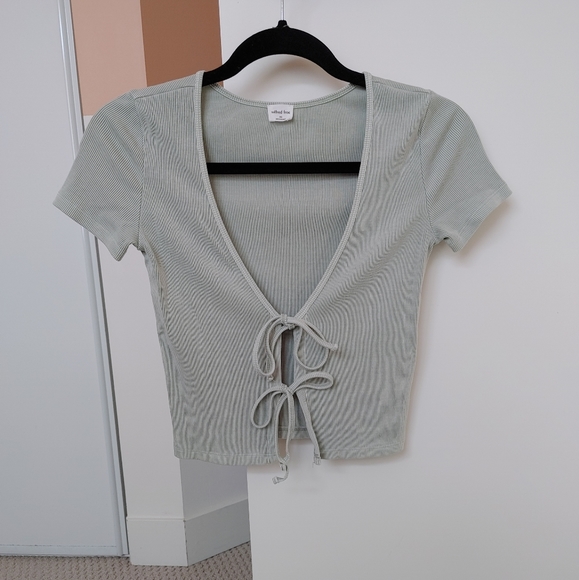 Aritzia only tie front t-shirt - Picture 5 of 5